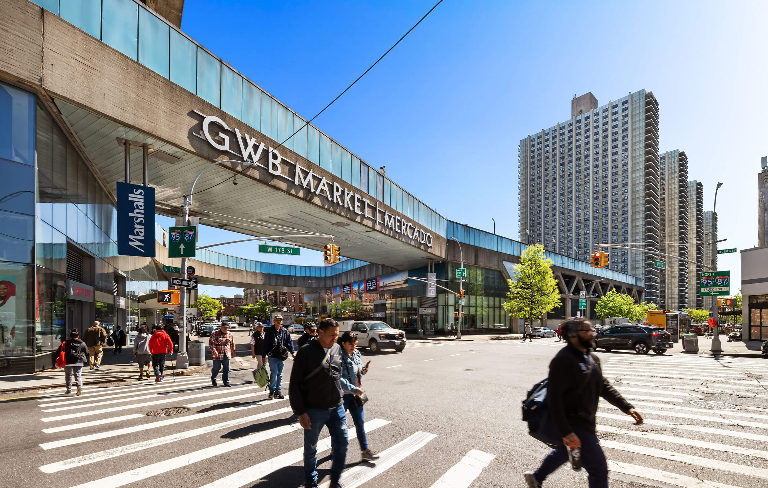 Commuters walking alongside the GWB Mercado in Washington Heights